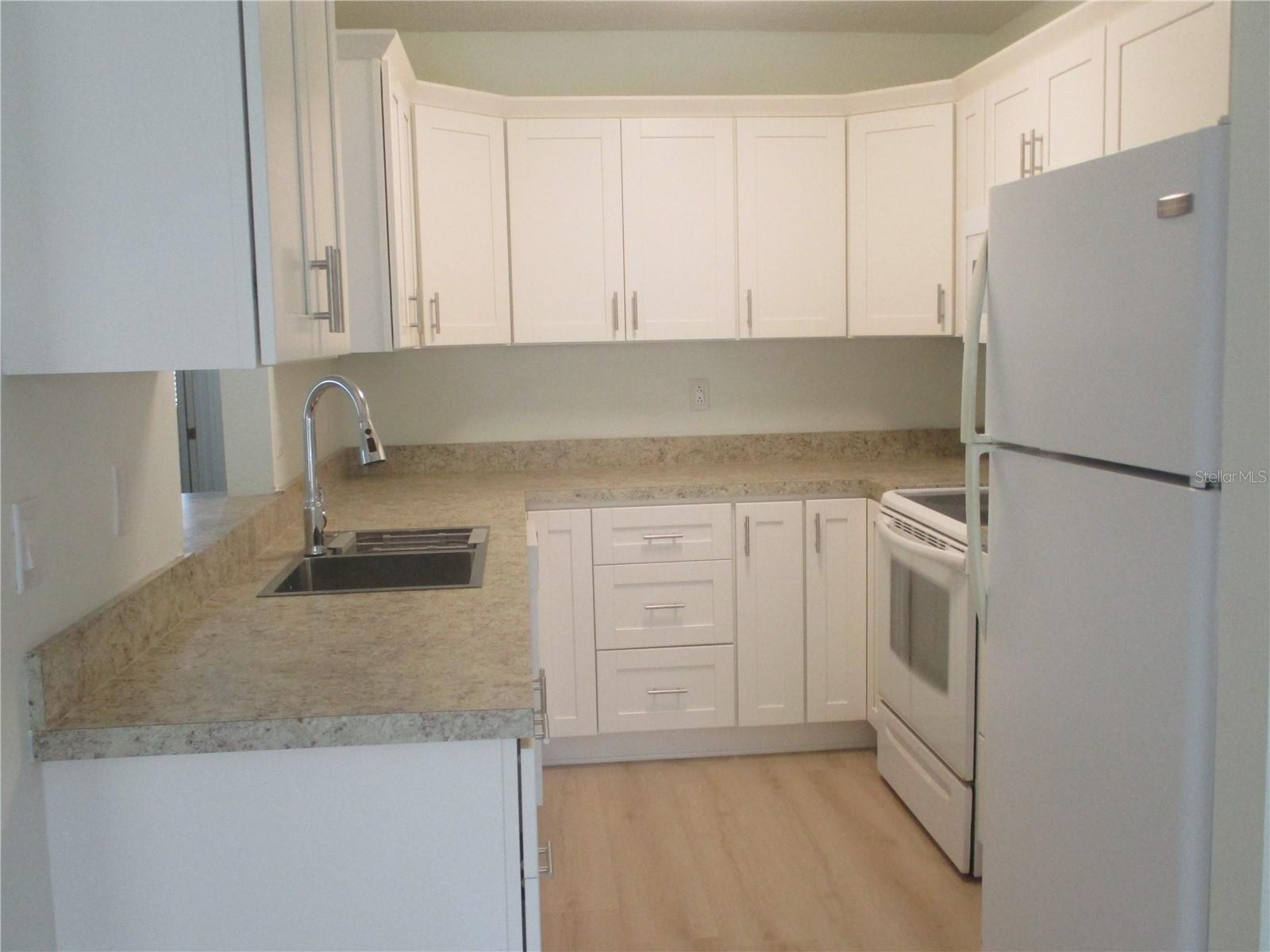 511 FINSBURY CIR #B, SUN CITY CENTER, FL, 33573