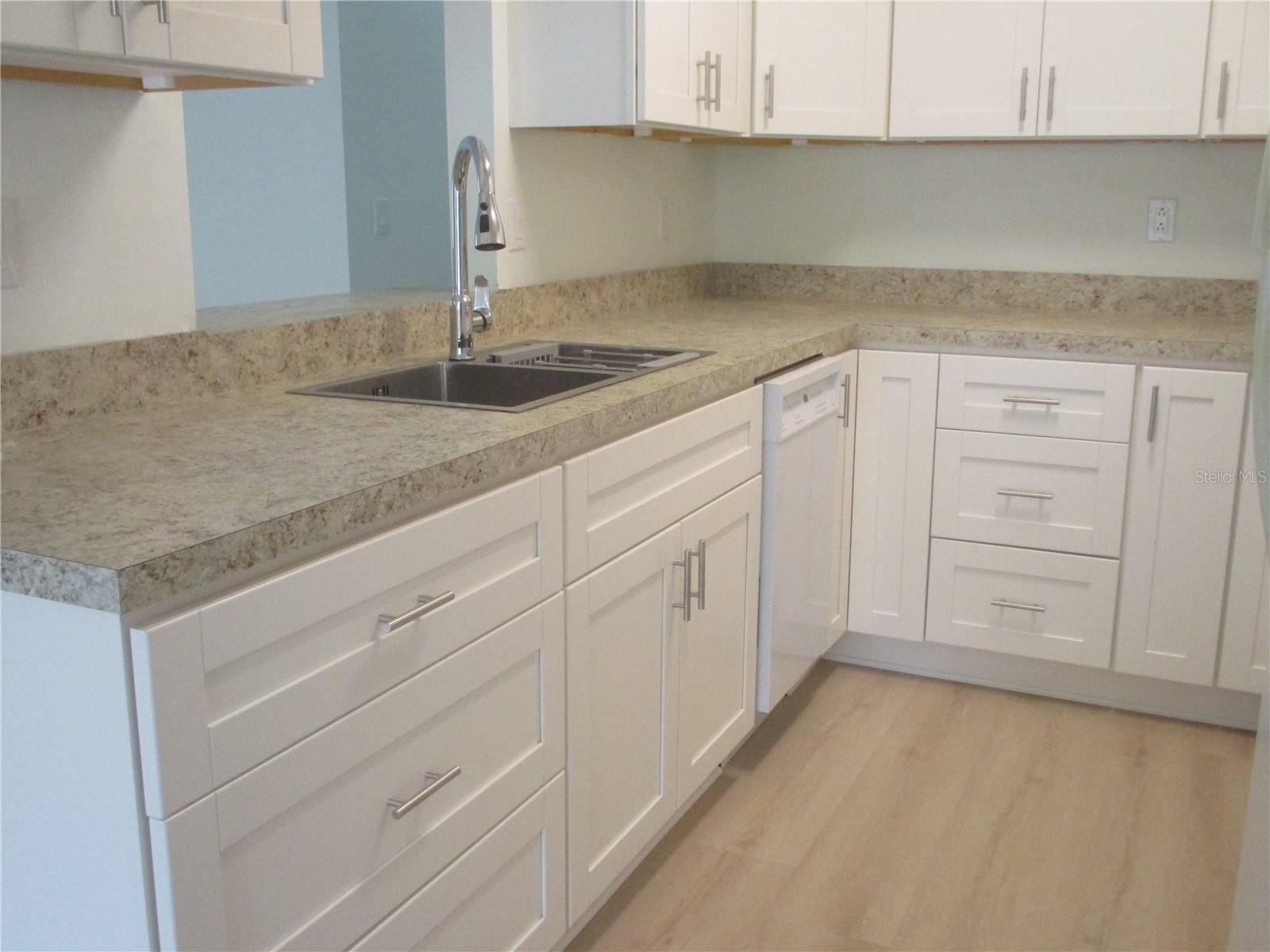 511 FINSBURY CIR #B, SUN CITY CENTER, FL, 33573