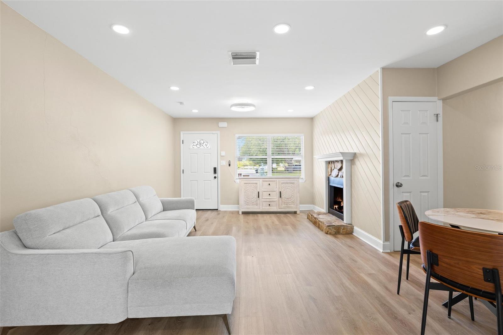 611 PINEWOOD DR, DUNEDIN, FL, 34698