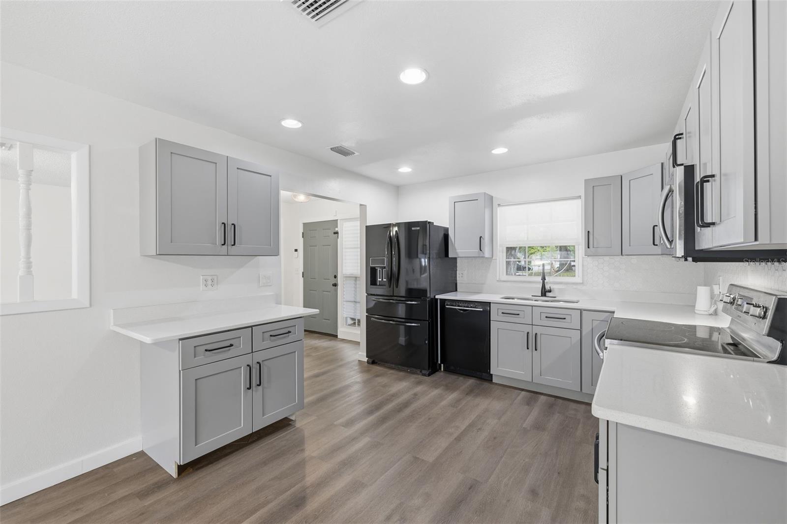 8522 CALADESI ISLAND DR, TEMPLE TERRACE, FL, 33637