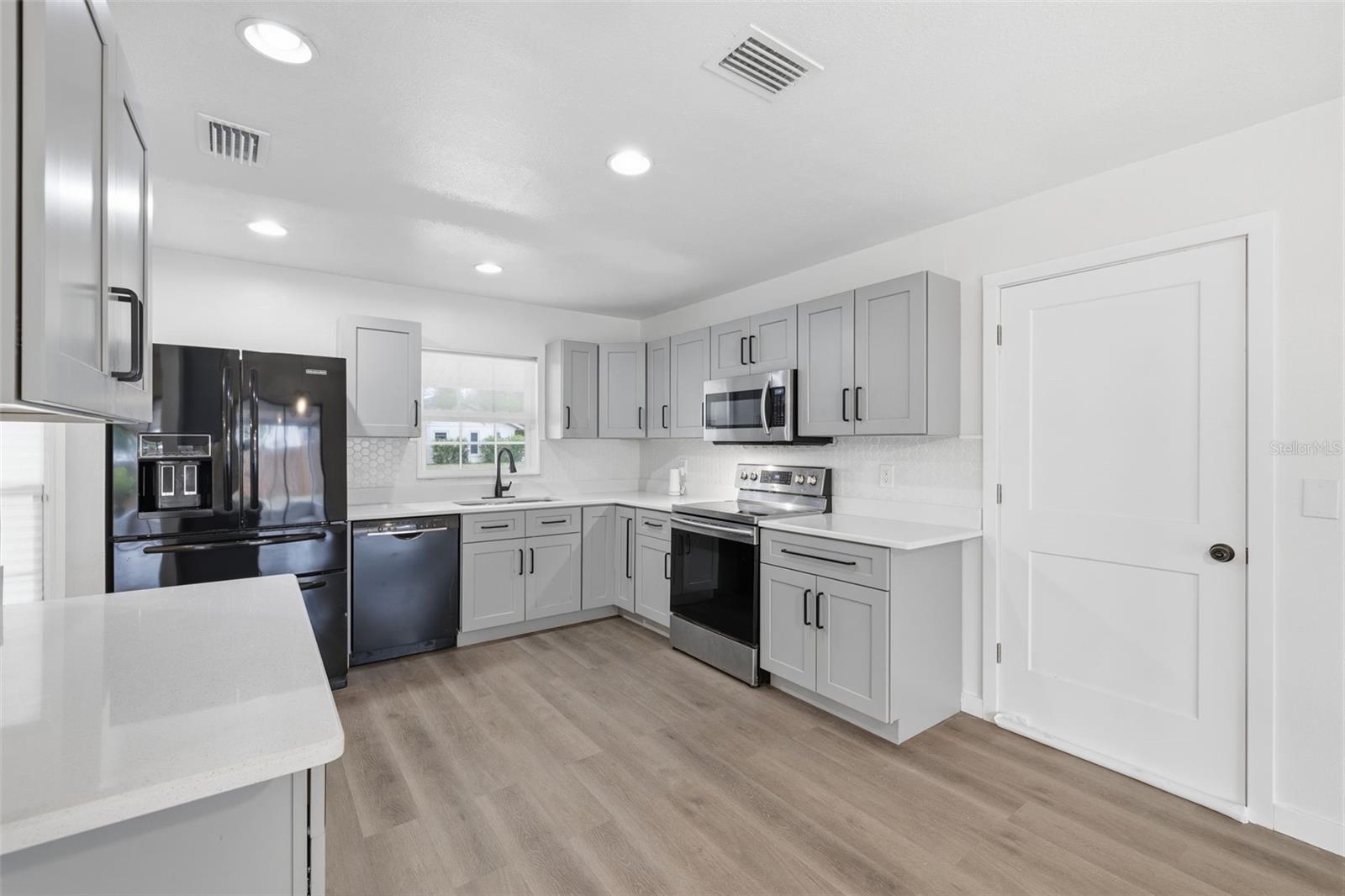 8522 CALADESI ISLAND DR, TEMPLE TERRACE, FL, 33637