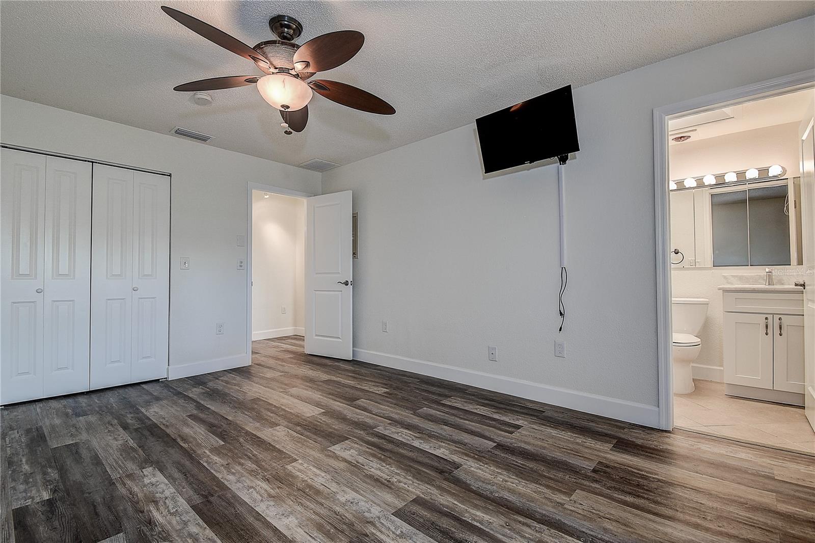 Primary Bedroom with ensuite Bathroom