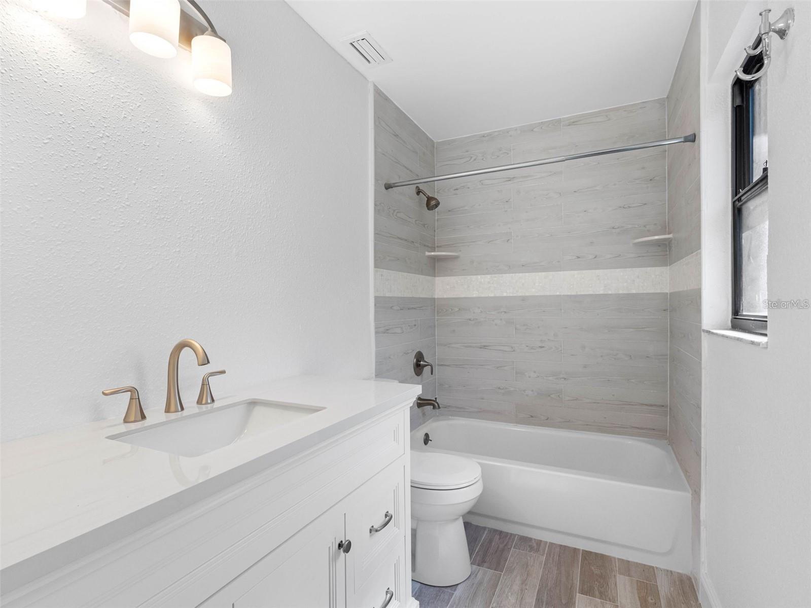 562 JOHNS PASS AVE, MADEIRA BEACH, FL, 33708