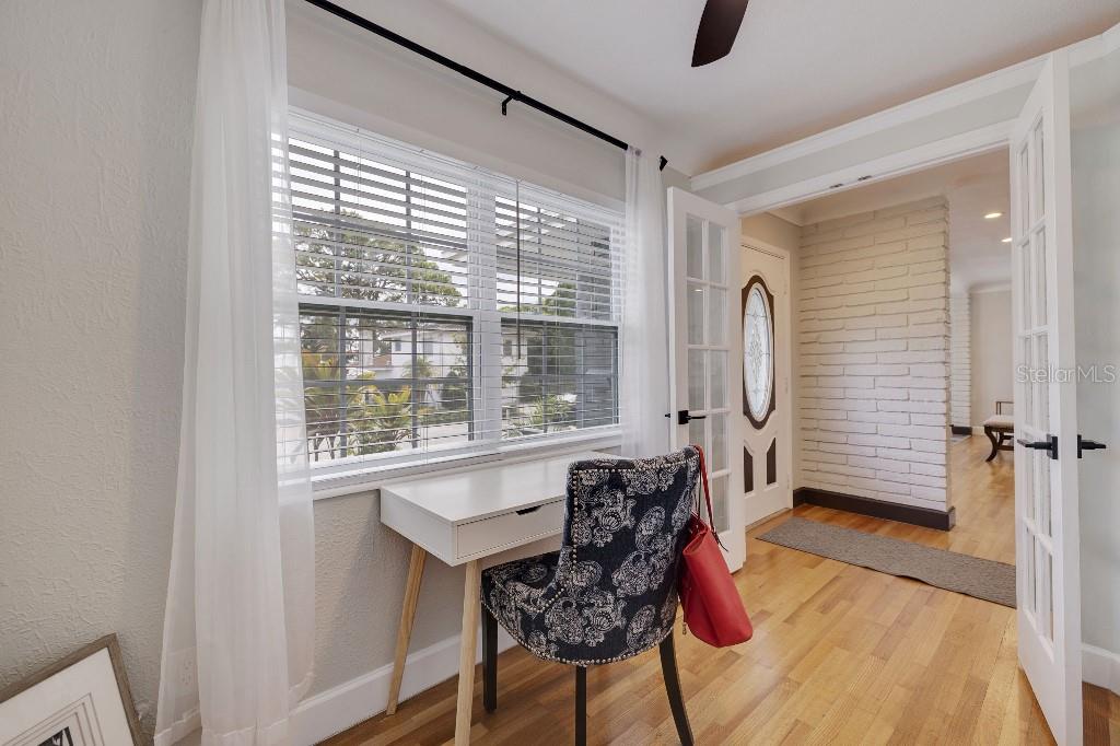 347 LING A MOR TER S, ST PETERSBURG, FL, 33705