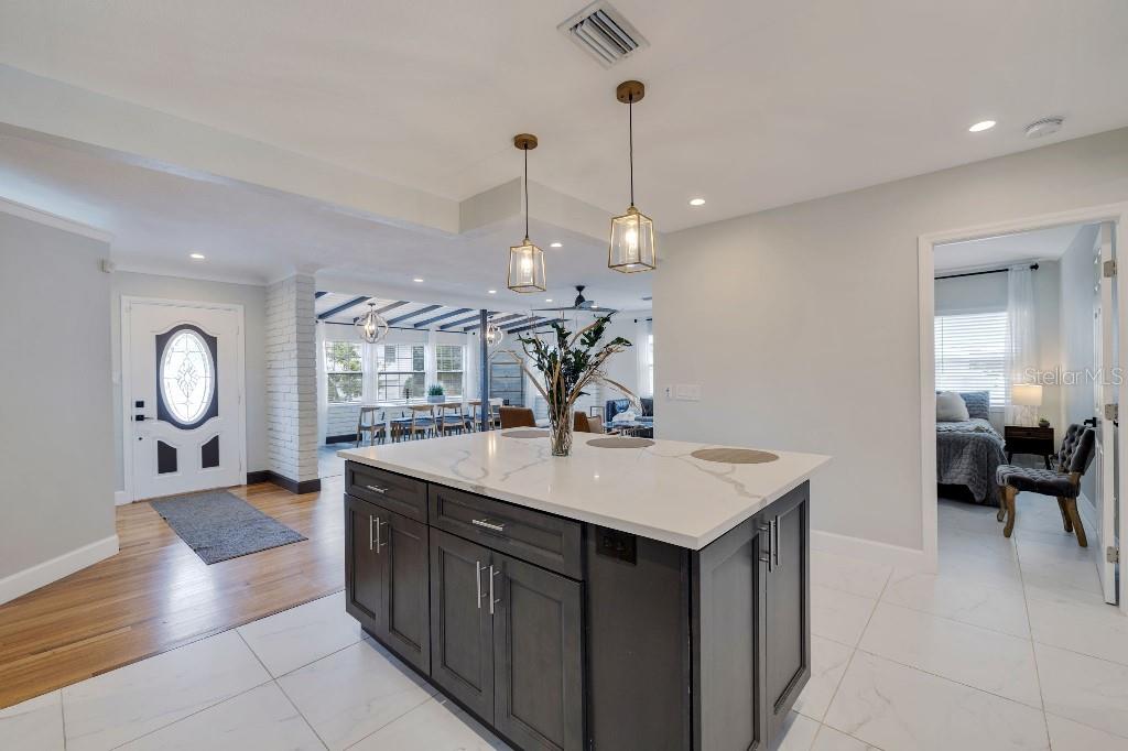 347 LING A MOR TER S, ST PETERSBURG, FL, 33705