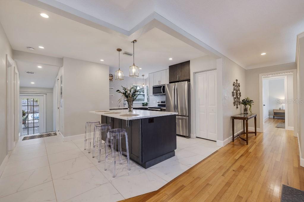 347 LING A MOR TER S, ST PETERSBURG, FL, 33705