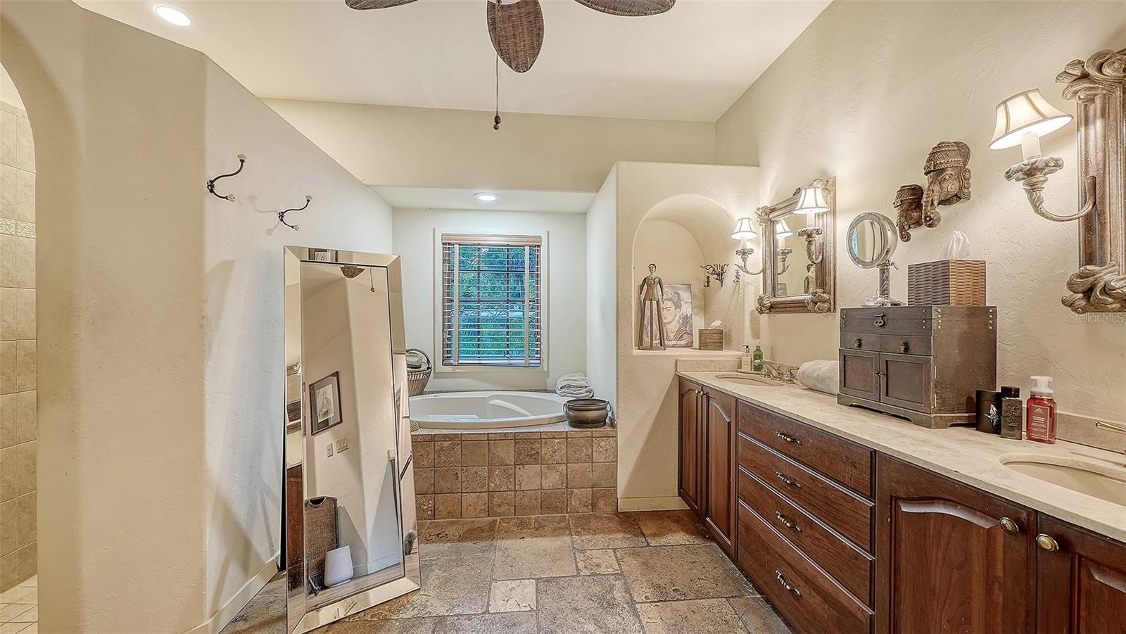 922 INDIAN BEACH DR, SARASOTA, FL, 34234
