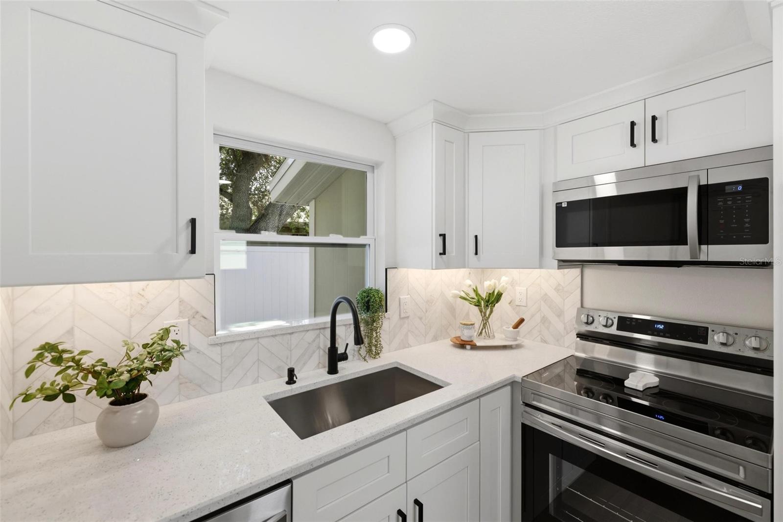 1802 ROBINHOOD ST, SARASOTA, FL, 34231