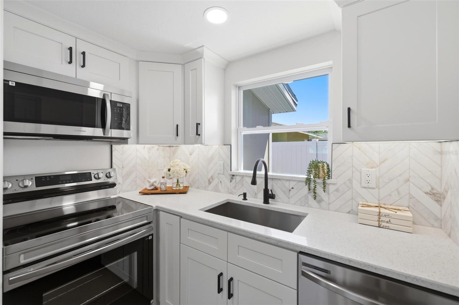 1802 ROBINHOOD ST, SARASOTA, FL, 34231