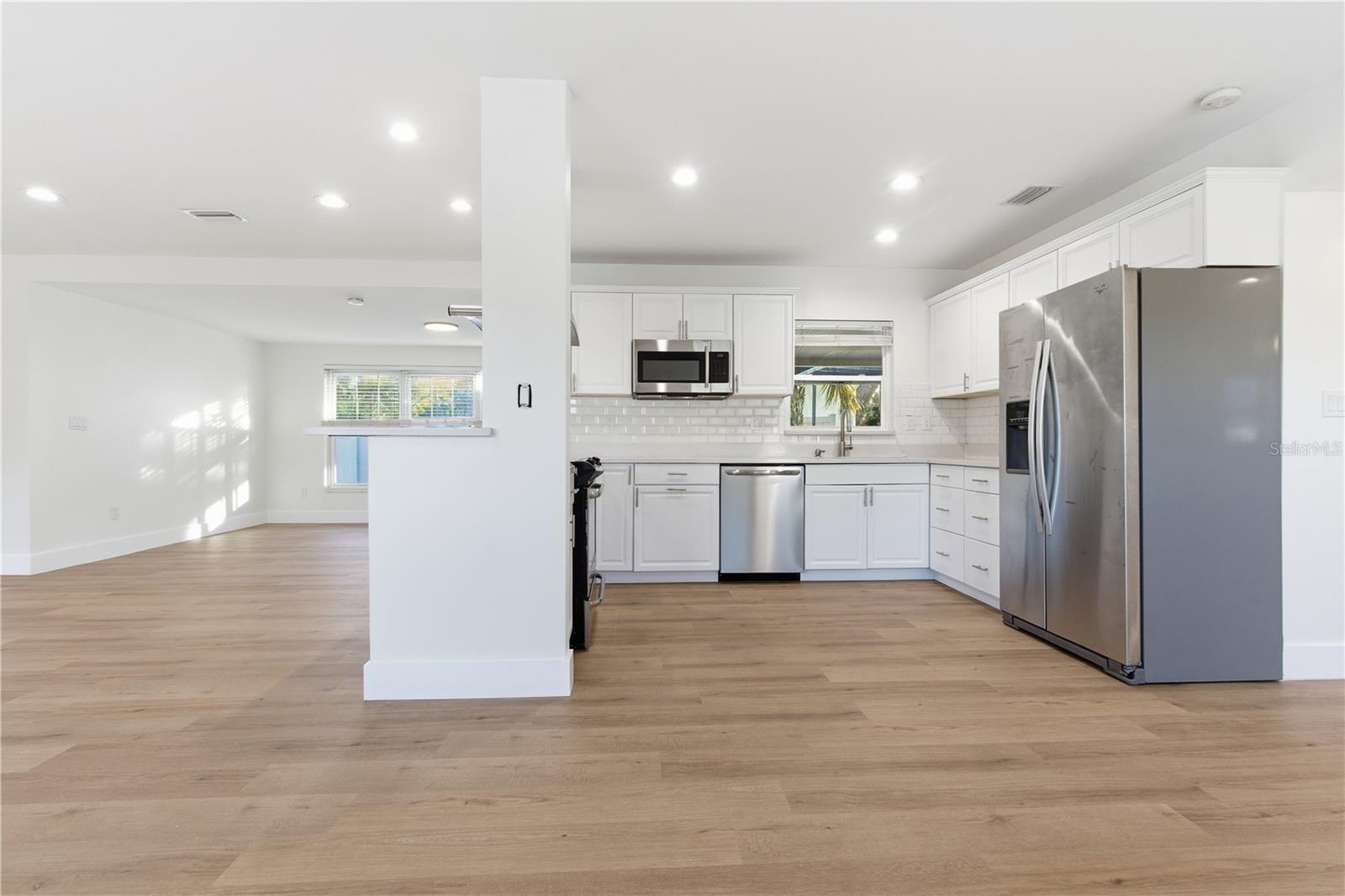 327 SUNNY LN, BELLEAIR, FL, 33756