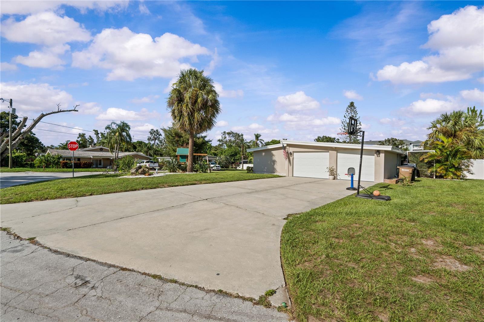 327 SUNNY LN, BELLEAIR, FL, 33756