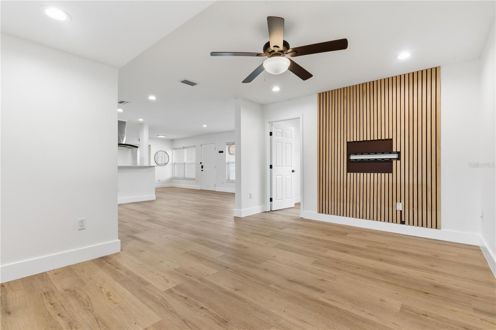 327 SUNNY LN, BELLEAIR, FL, 33756