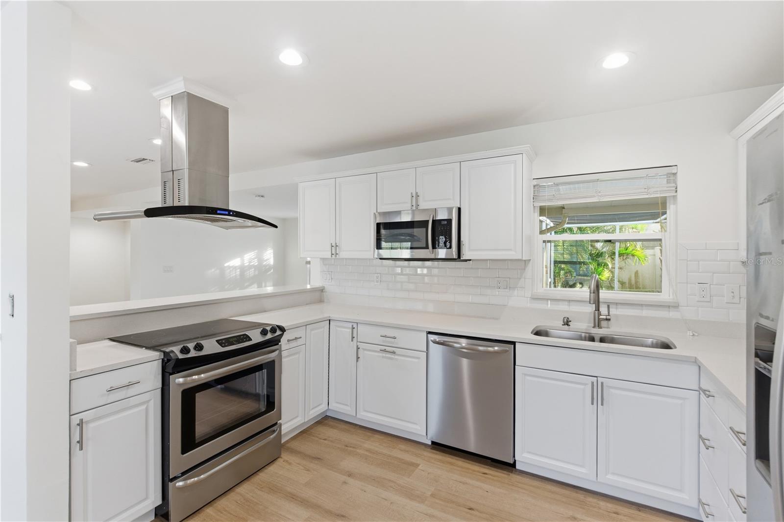 327 SUNNY LN, BELLEAIR, FL, 33756