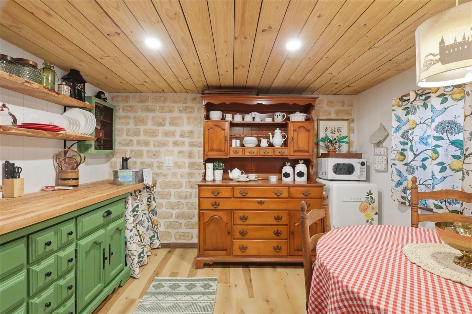 1925 PINE CT, DELAND, FL, 32720