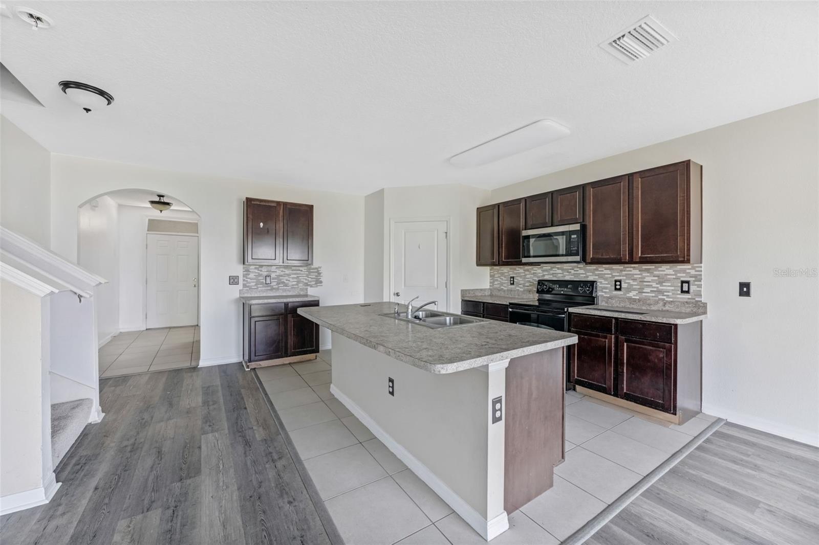 10019 GEESE TRAIL CIR, SUN CITY CENTER, FL, 33573