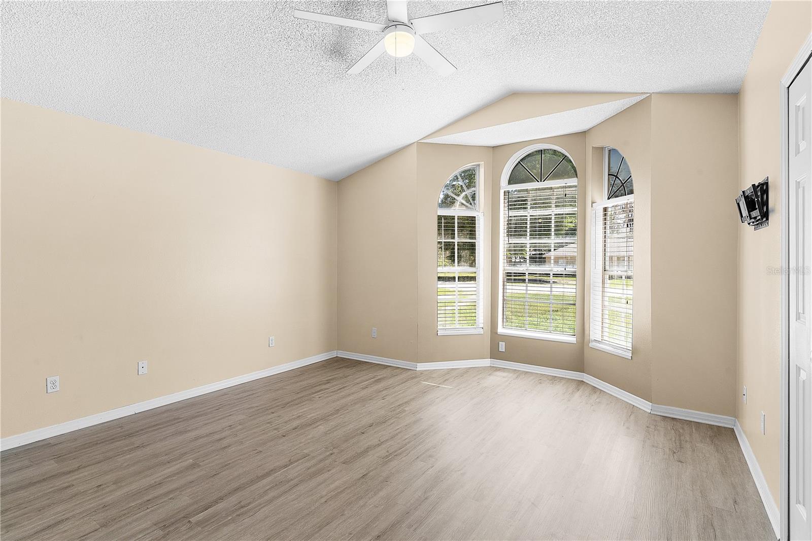 40045 PALM ST, LADY LAKE, FL, 32159