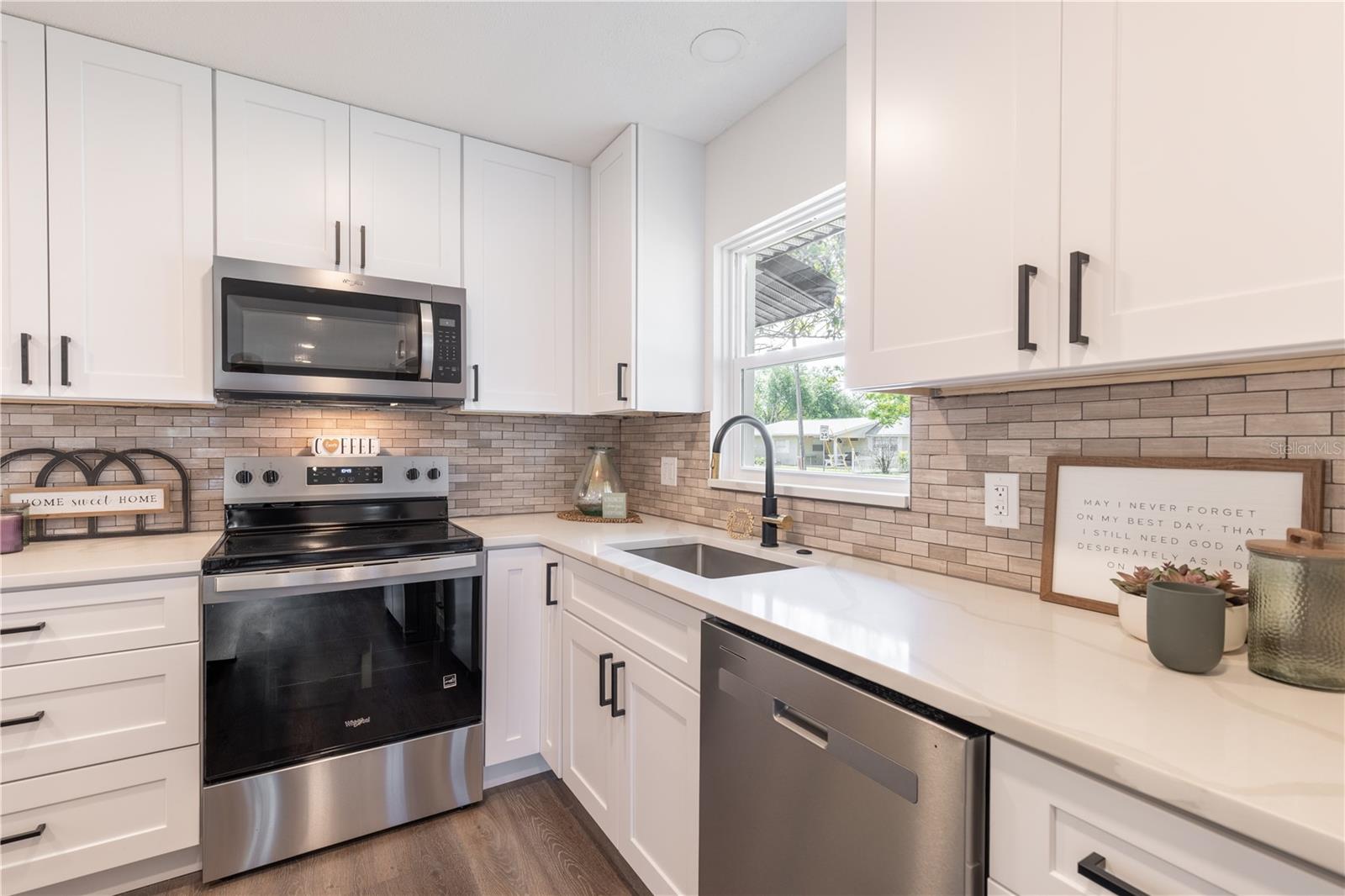 1201 SHERMAN AVE, TAVARES, FL, 32778