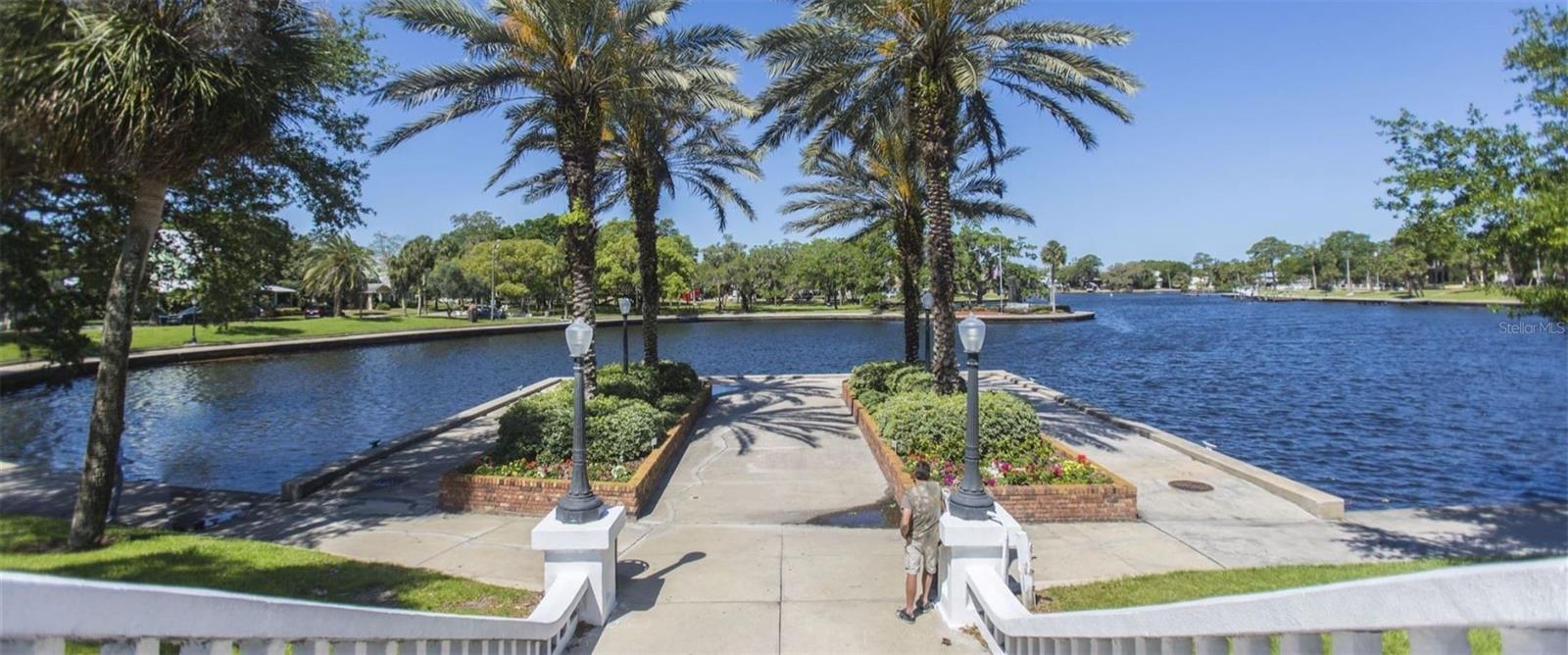 823 RIVERSIDE DR, TARPON SPRINGS, FL, 34689