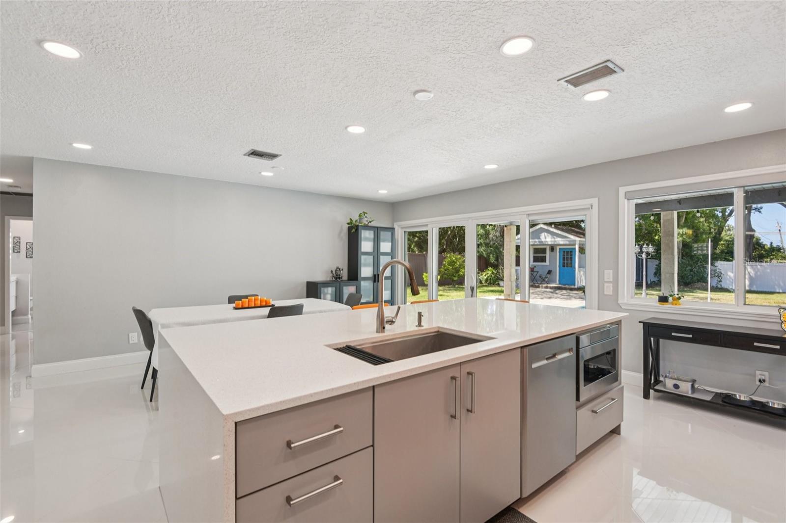 10000 W BAY ST, SEMINOLE, FL, 33776