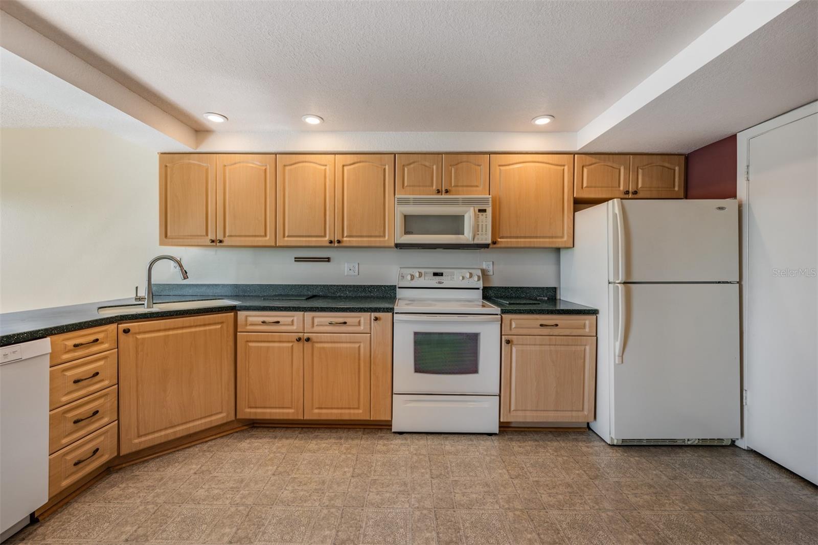 225 COUNTRY CLUB DR #1209, LARGO, FL, 33771