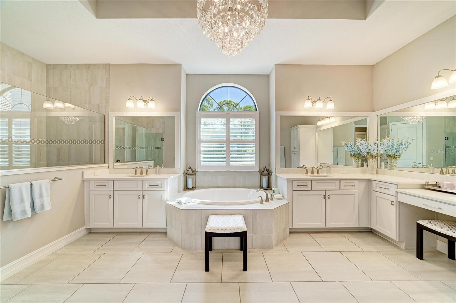 352 MARAVIYA BLVD, NOKOMIS, FL, 34275