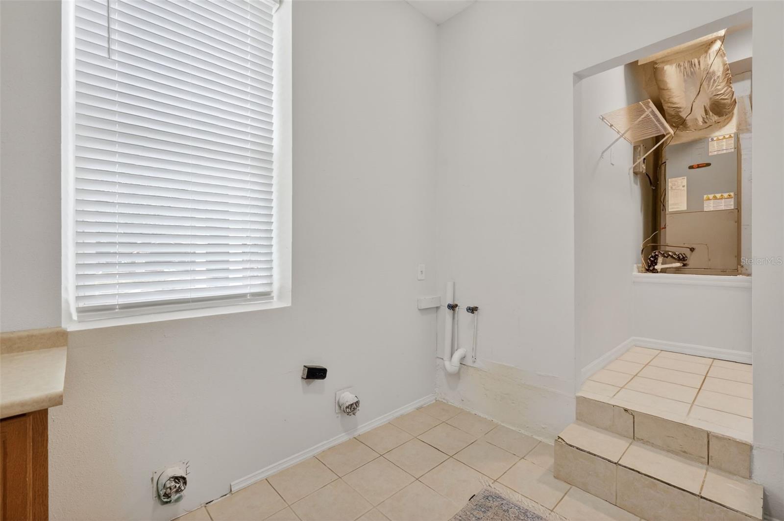 250 N WALKER ST, OAKLAND, FL, 34760