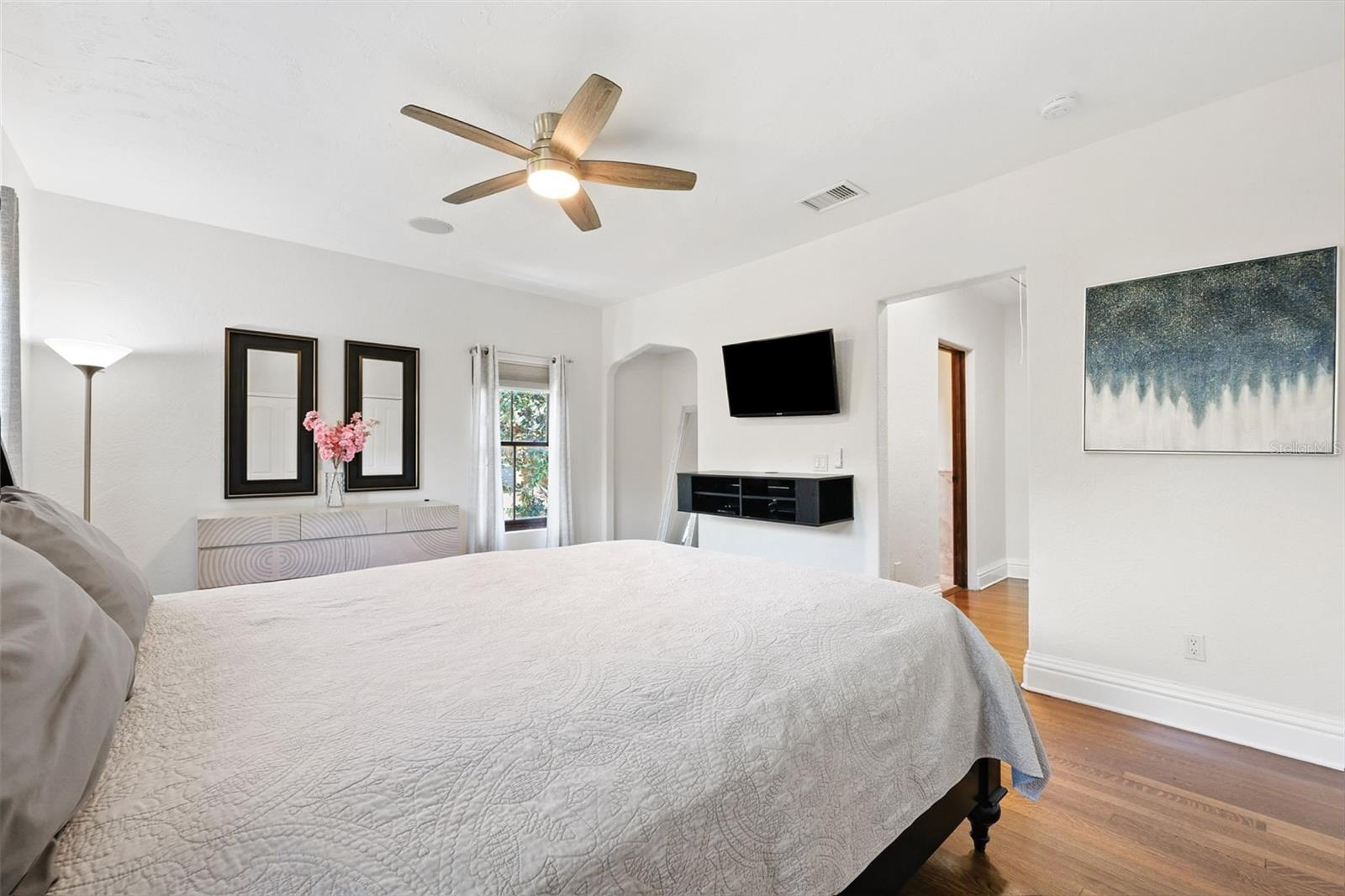 4555 W SWANN AVE, TAMPA, FL, 33609