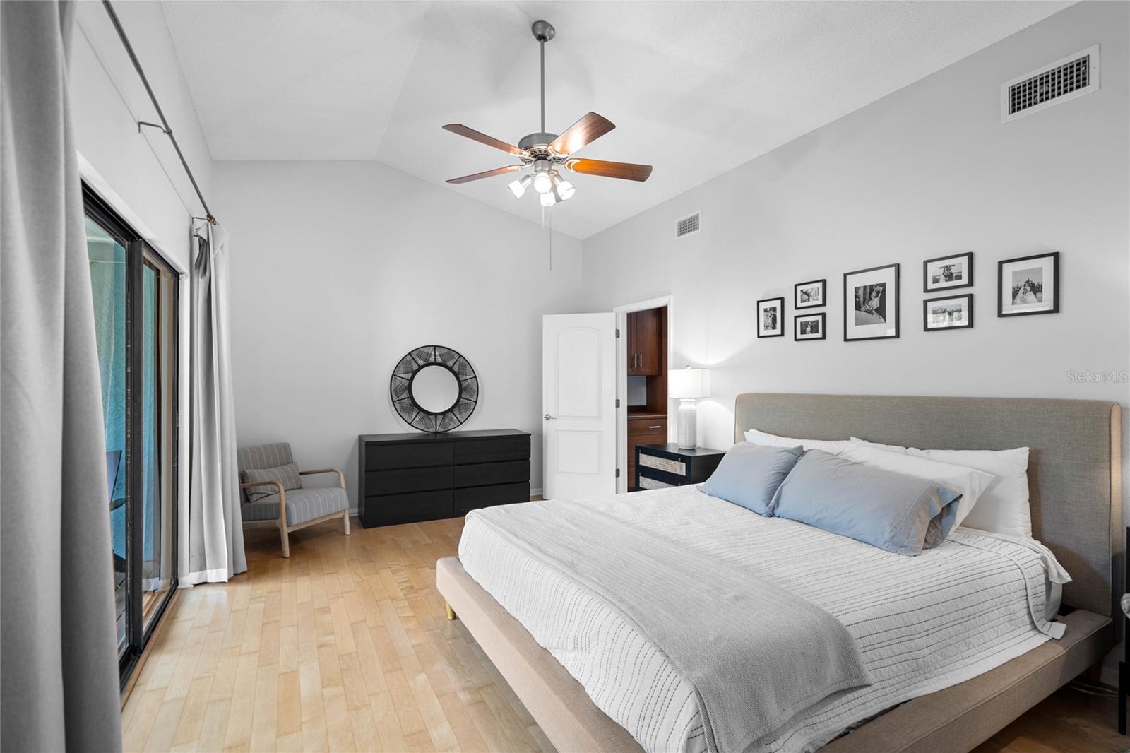 1092 SANABEL CT NE, ST PETERSBURG, FL, 33702