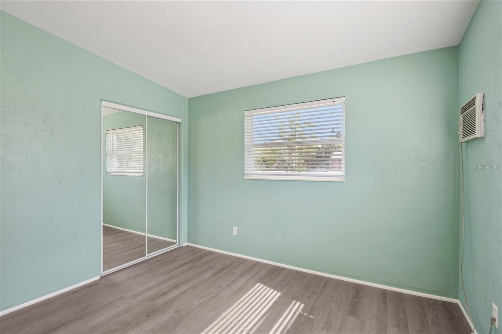 225 SE JEFFERSON CIR N, ST PETERSBURG, FL, 33703