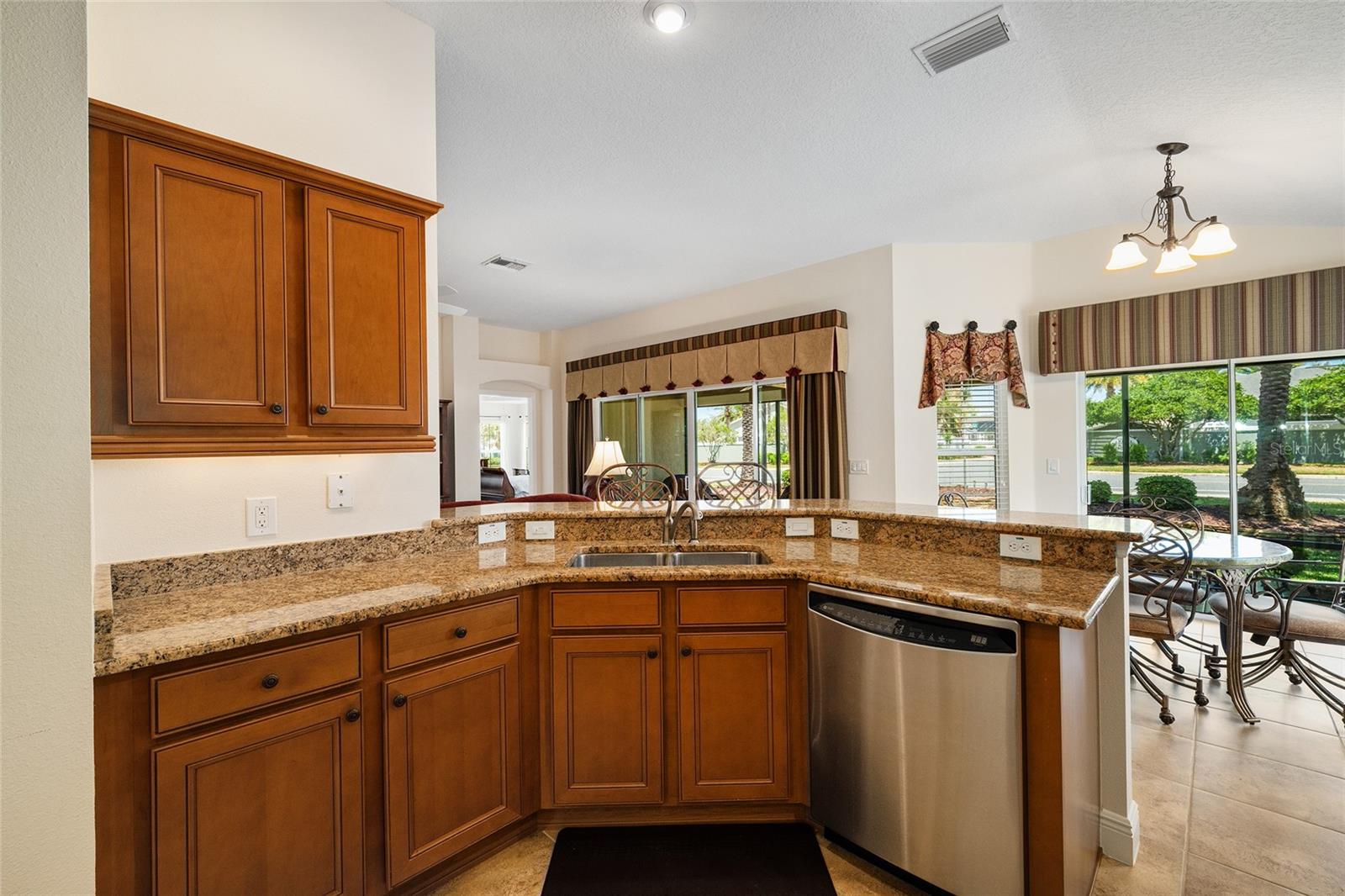 2033 SALMON WAY, THE VILLAGES, FL, 32162
