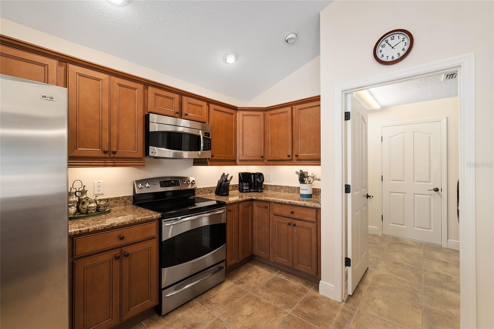 2033 SALMON WAY, THE VILLAGES, FL, 32162