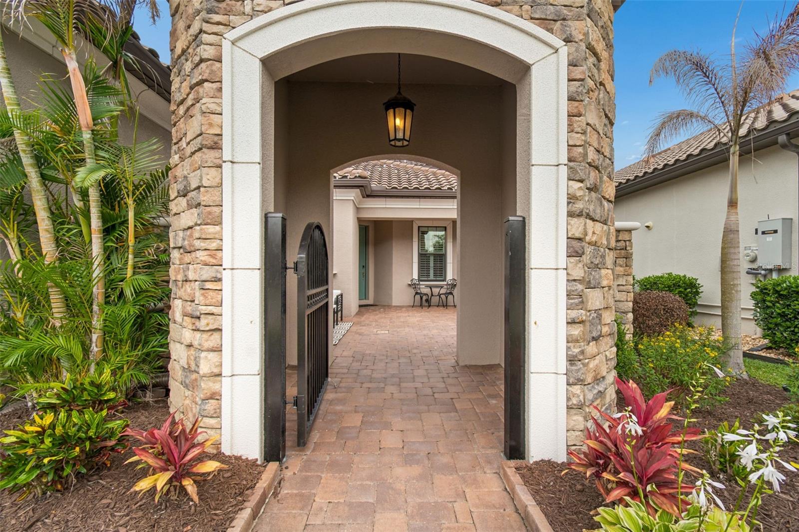 8552 GRAND ALBERATO RD, TAMPA, FL, 33647
