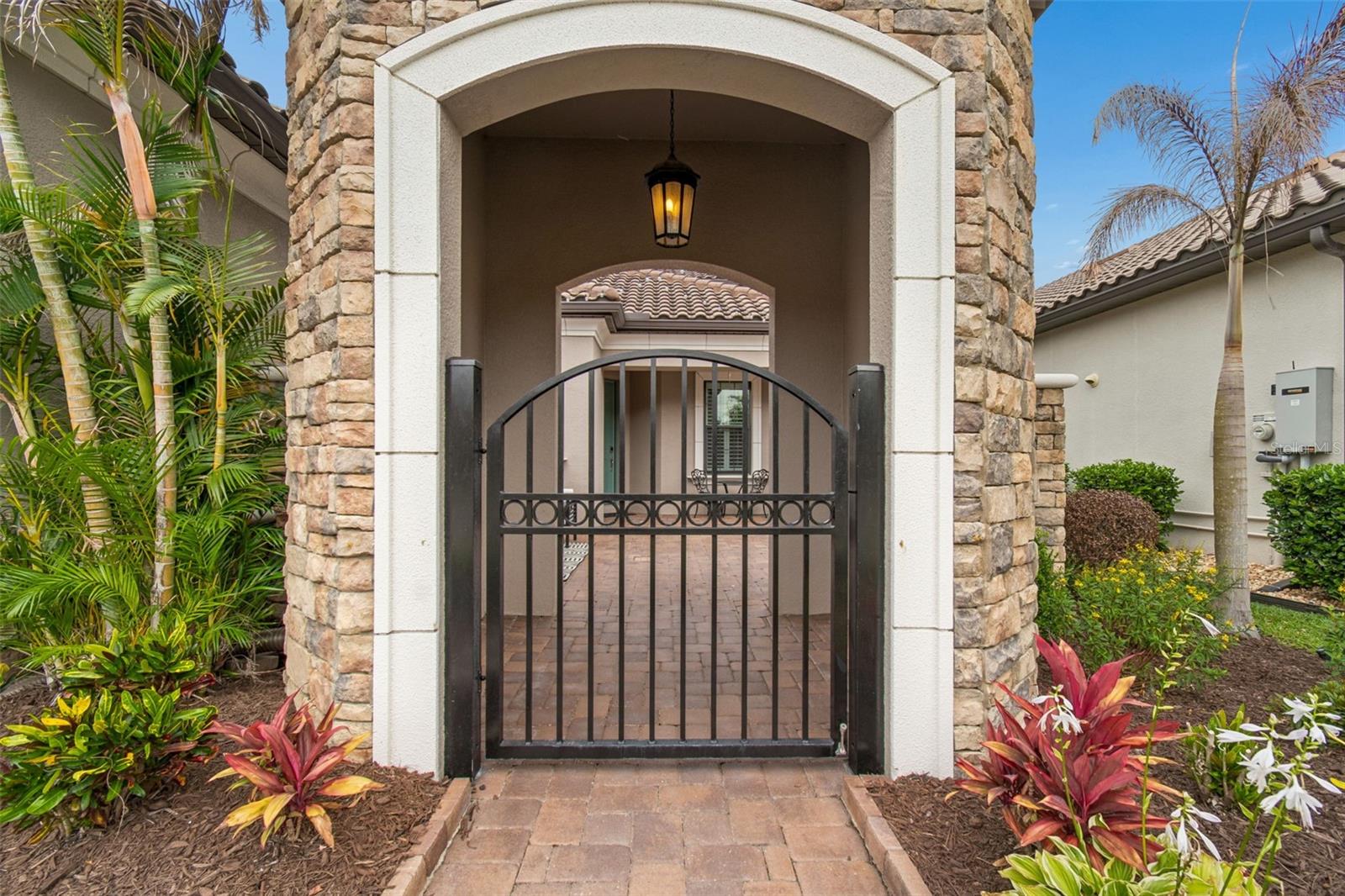 8552 GRAND ALBERATO RD, TAMPA, FL, 33647