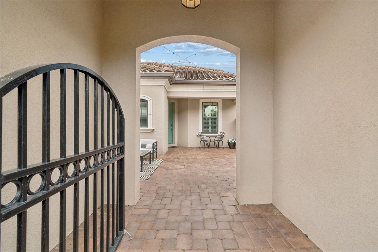 8552 GRAND ALBERATO RD, TAMPA, FL, 33647