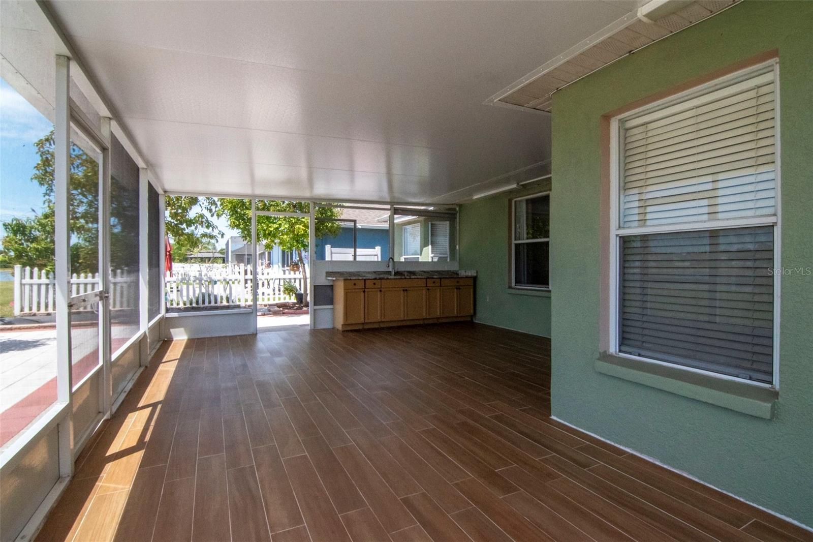 8408 CANTERBURY LAKE BLVD, TAMPA, FL, 33619