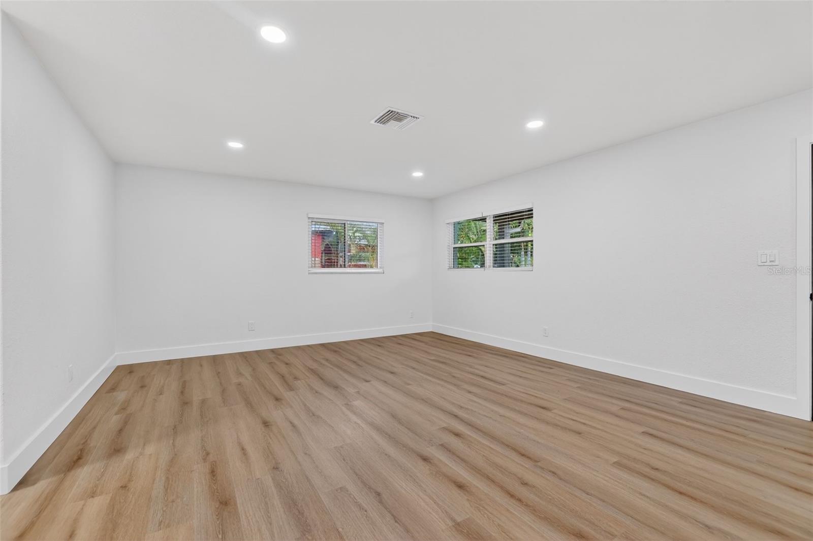 5518 PINE CIR NE, ST PETERSBURG, FL, 33703