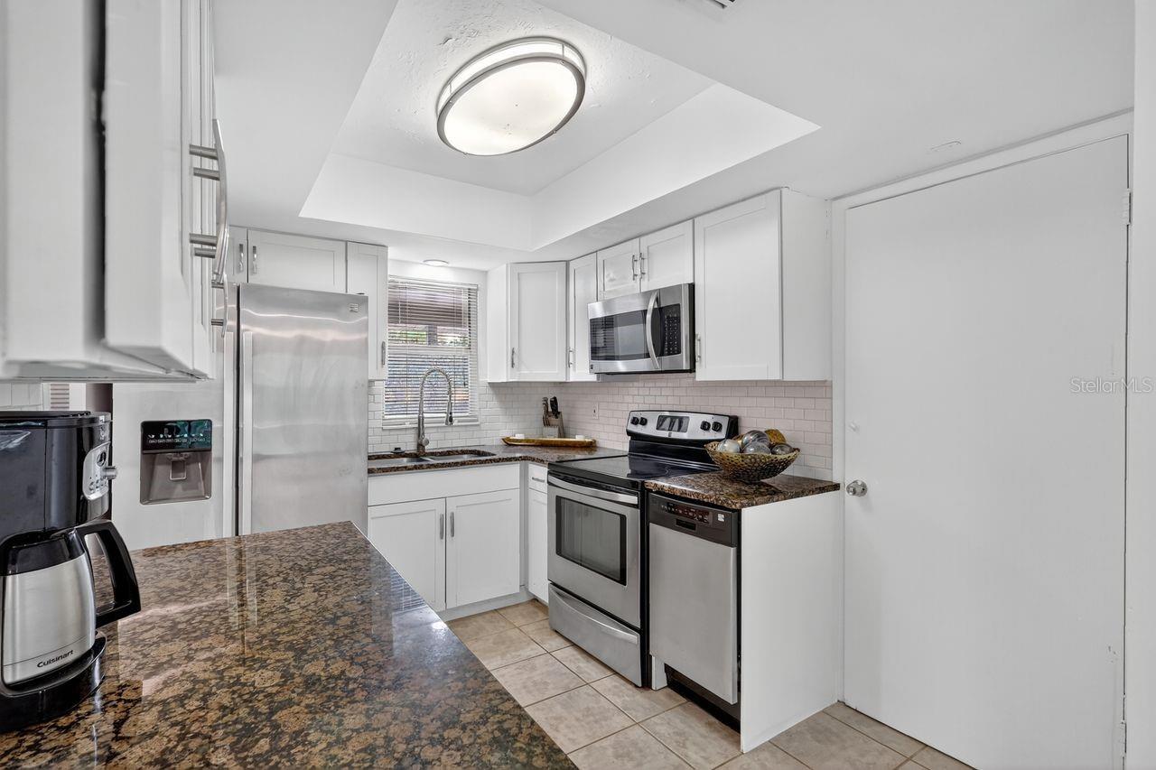 1884 SOUTHPOINTE DR, SARASOTA, FL, 34231