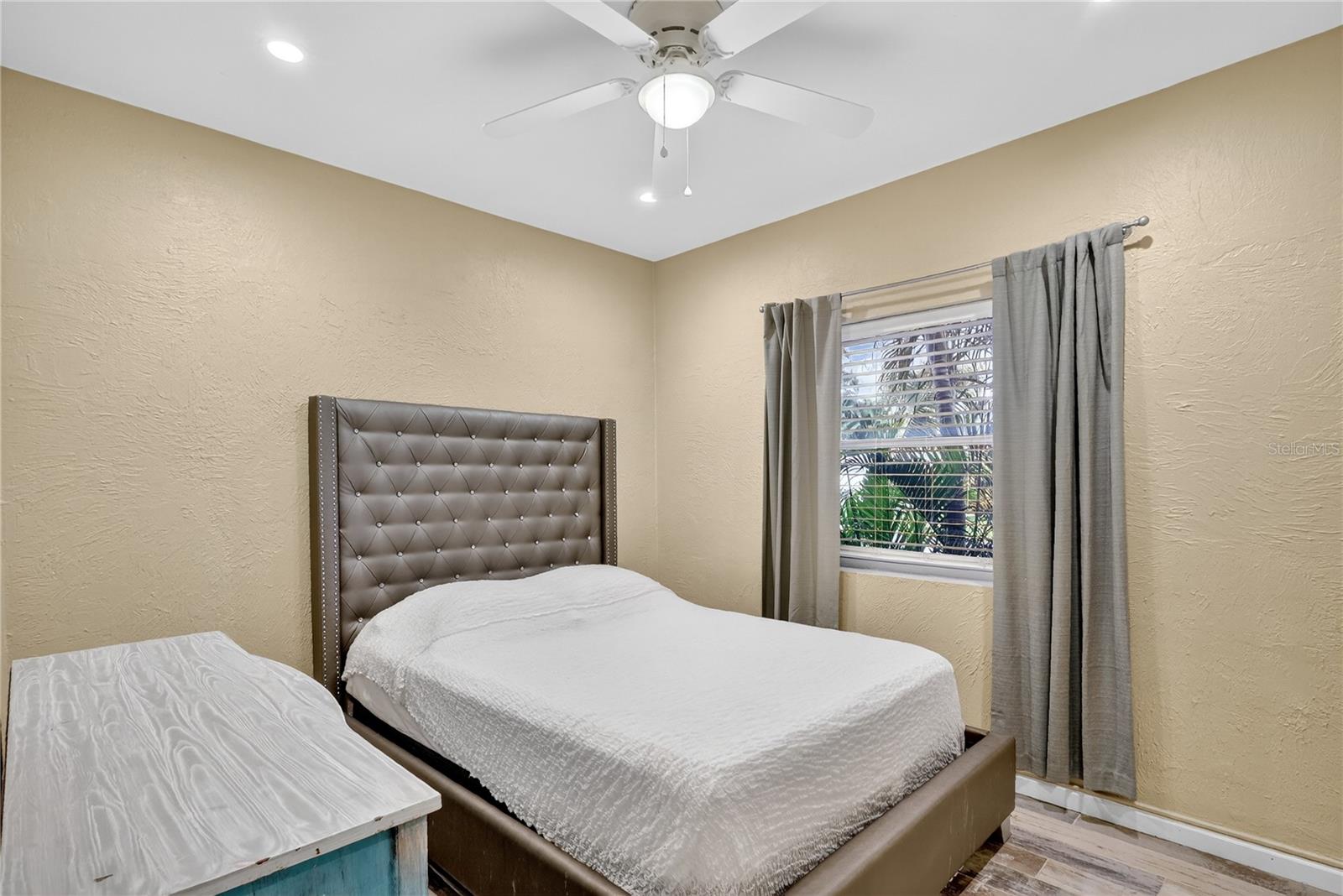 1884 SOUTHPOINTE DR, SARASOTA, FL, 34231