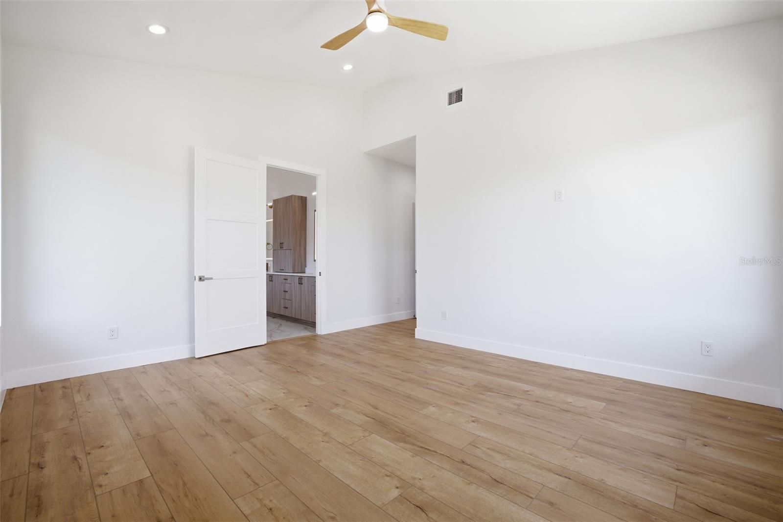 1943 SHORE ACRES BLVD NE, ST PETERSBURG, FL, 33703