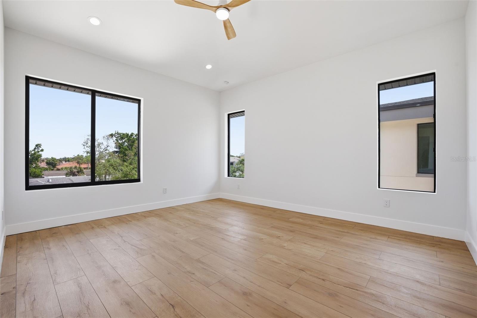 1943 SHORE ACRES BLVD NE, ST PETERSBURG, FL, 33703