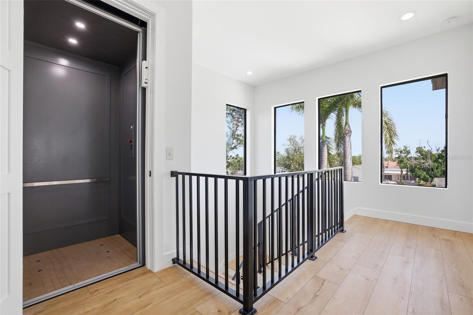 1943 SHORE ACRES BLVD NE, ST PETERSBURG, FL, 33703