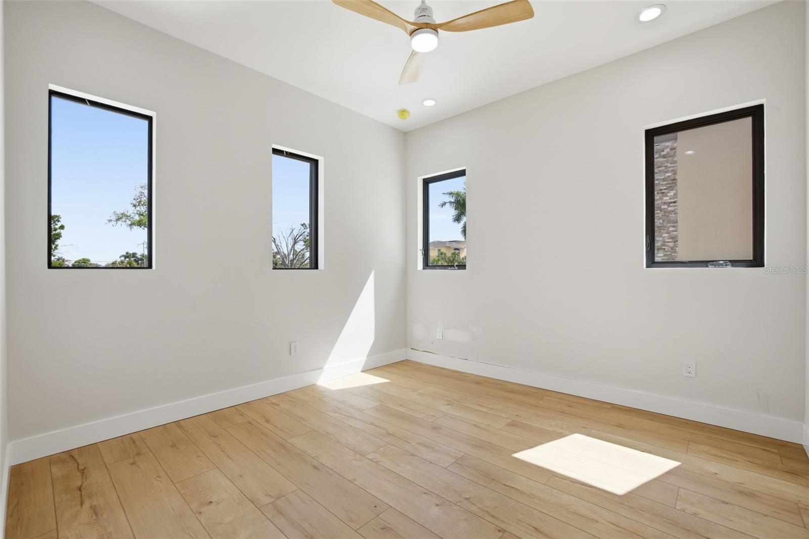 1943 SHORE ACRES BLVD NE, ST PETERSBURG, FL, 33703