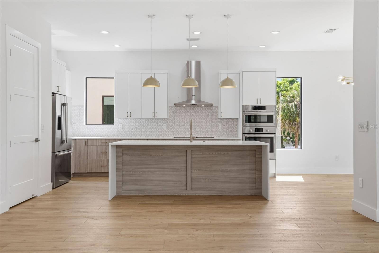 1943 SHORE ACRES BLVD NE, ST PETERSBURG, FL, 33703