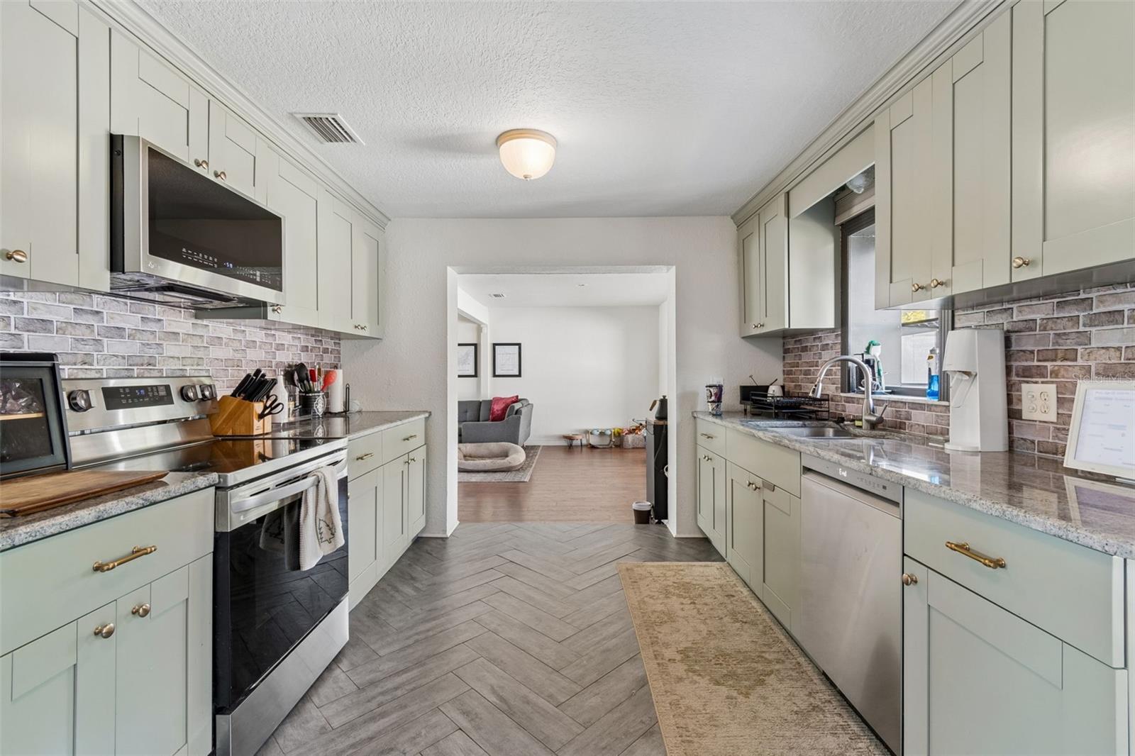 2301 W ELDRED DR, TAMPA, FL, 33603