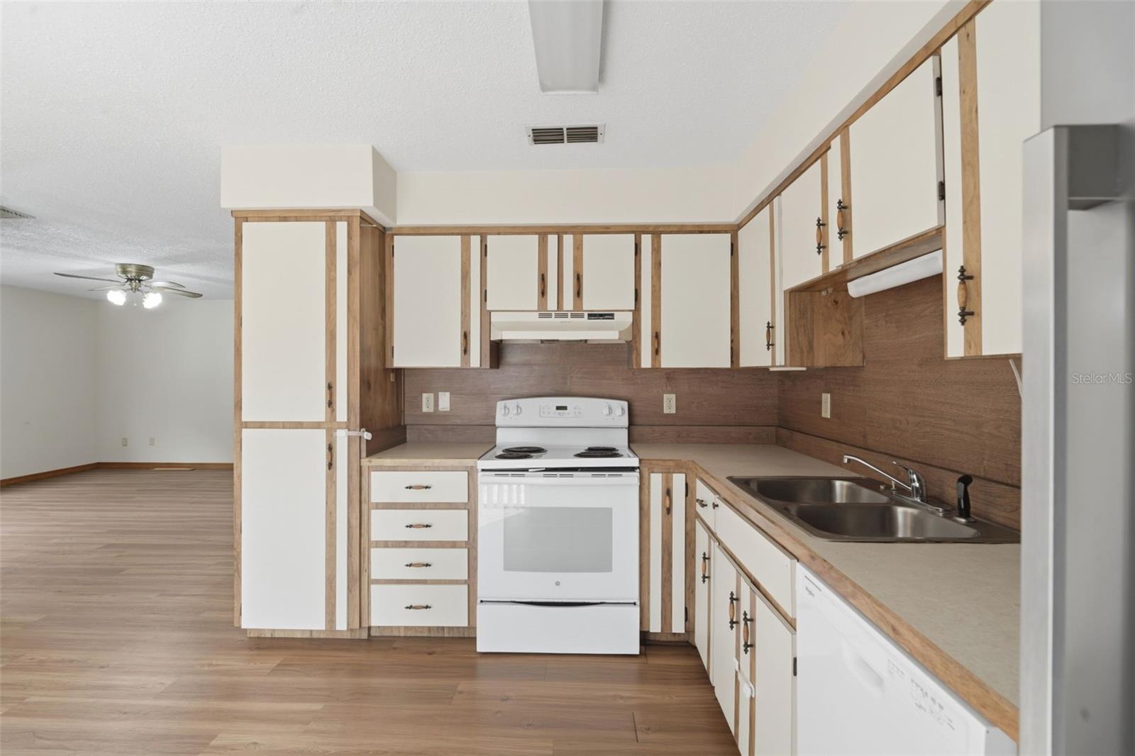 910 BIG TREE RD #202, SOUTH DAYTONA, FL, 32119