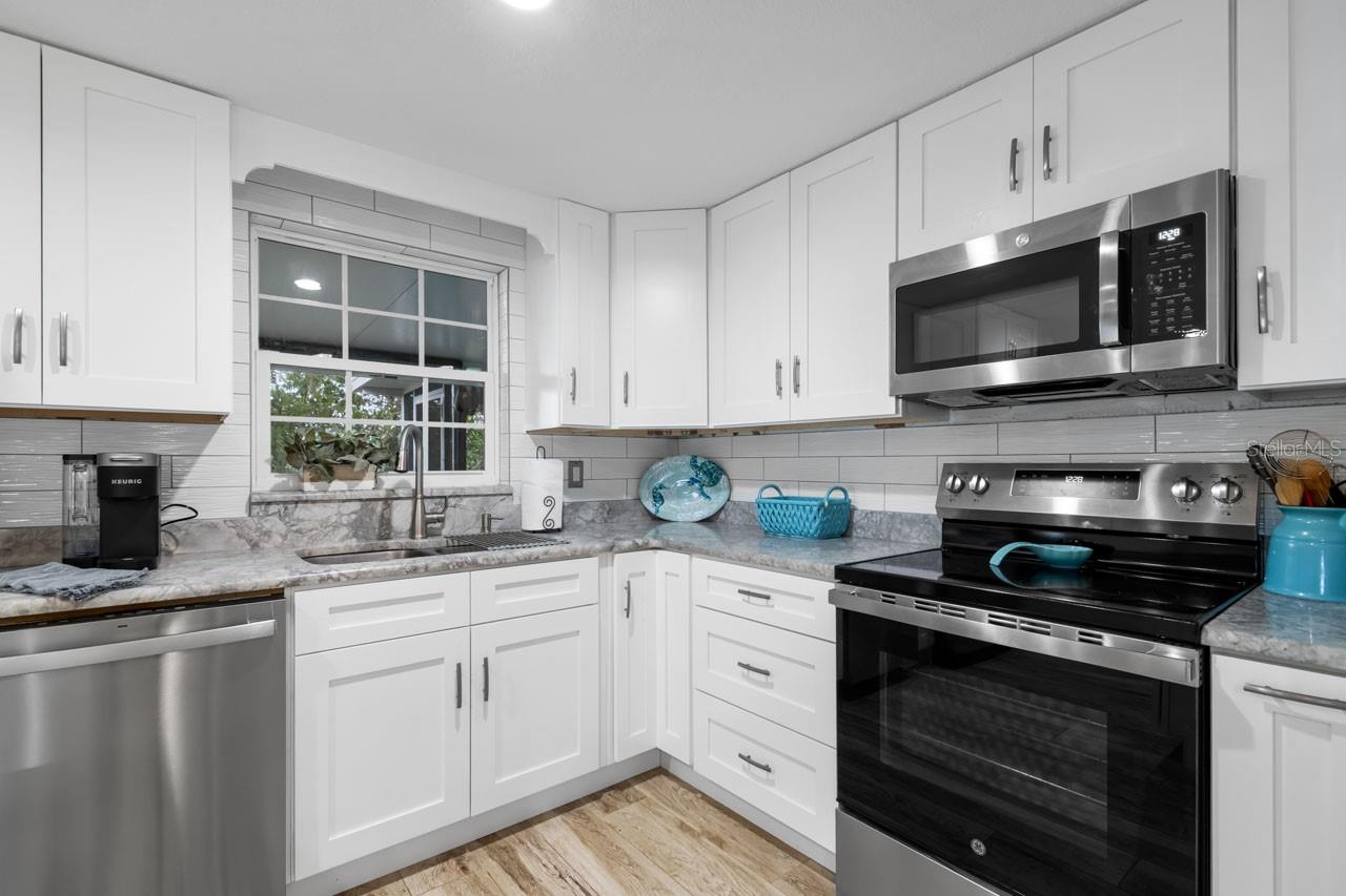 107 6TH ST NW, RUSKIN, FL, 33570