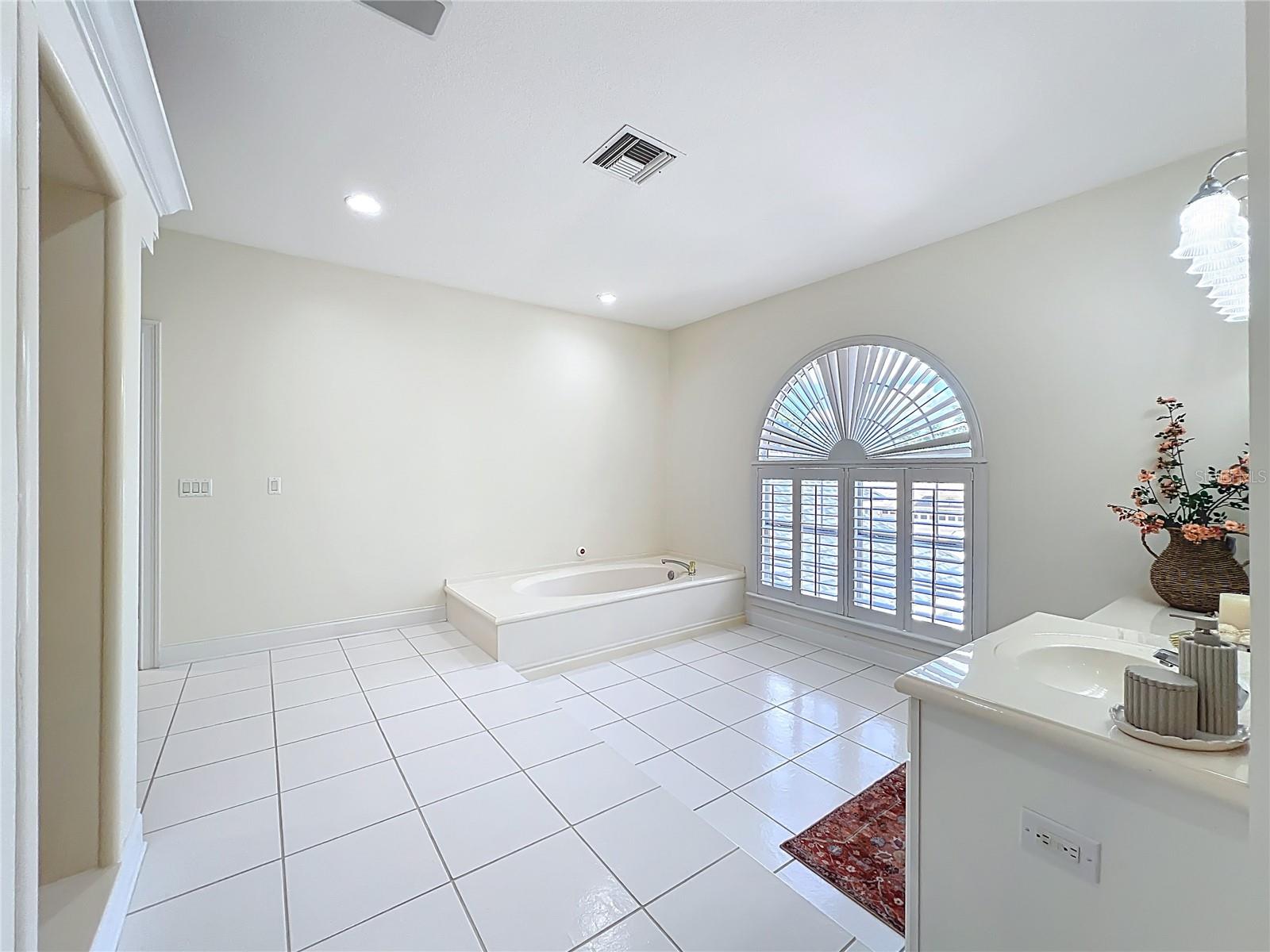 1861 EDGEWATER DR, MOUNT DORA, FL, 32757