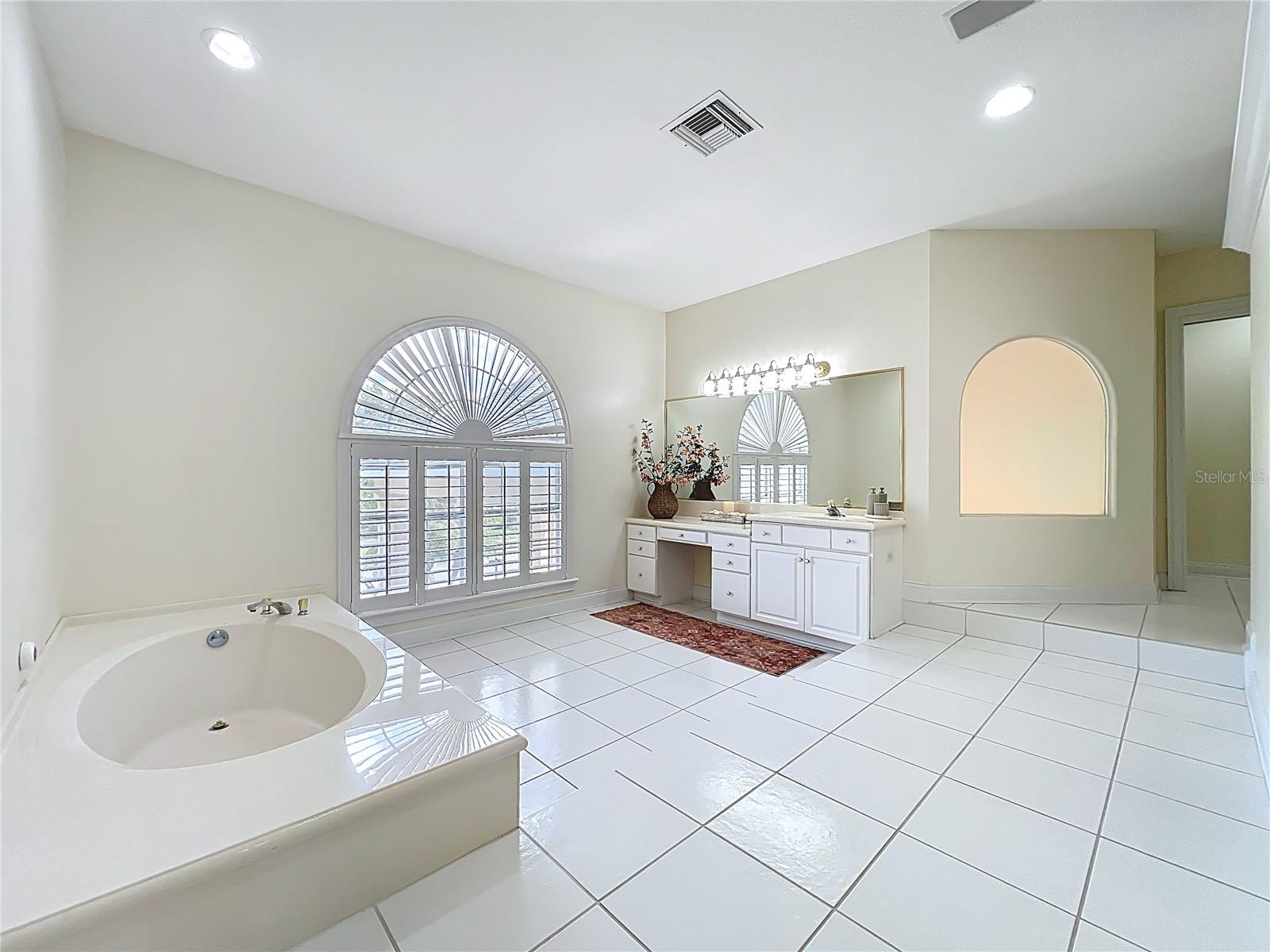 1861 EDGEWATER DR, MOUNT DORA, FL, 32757