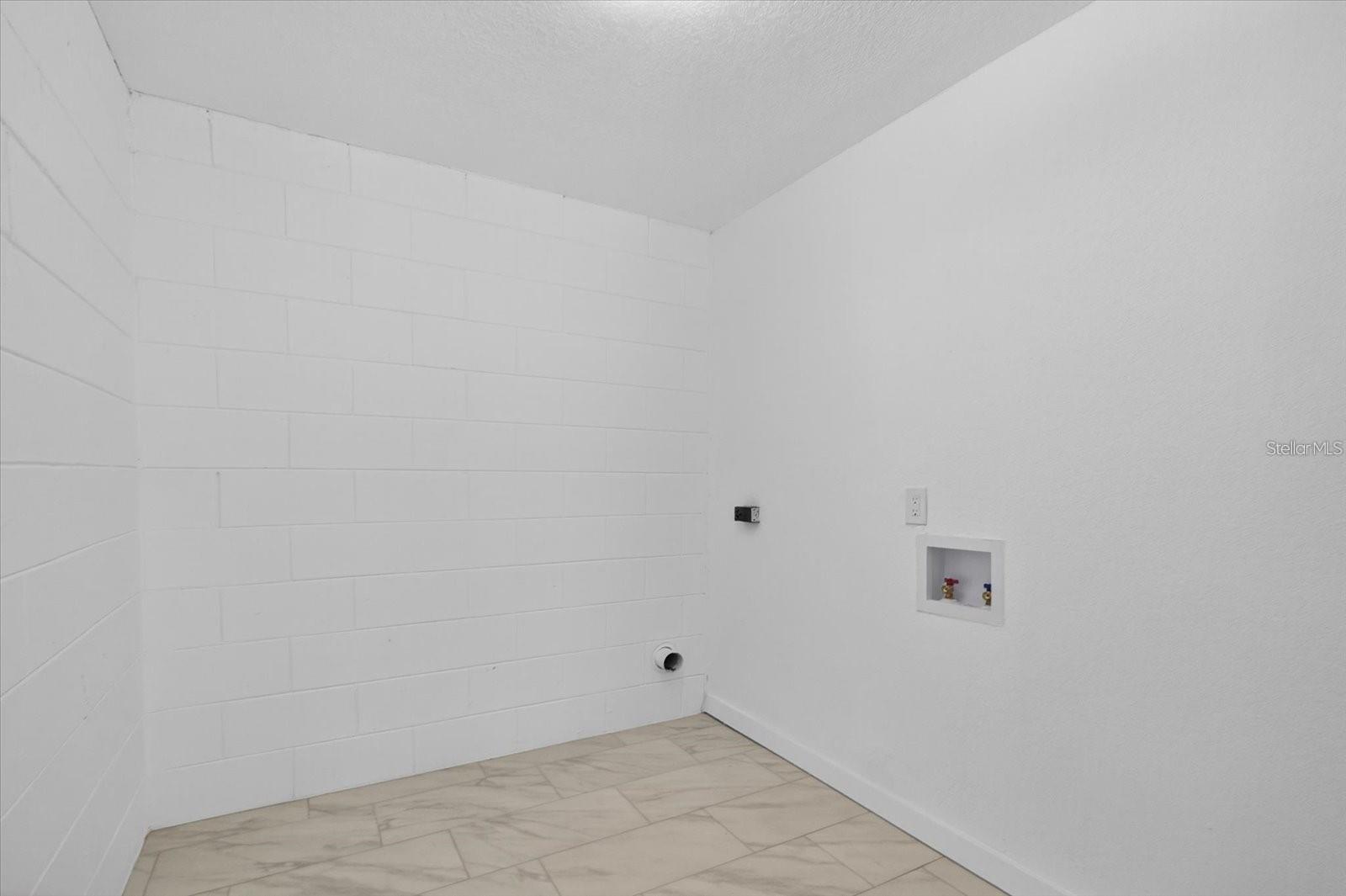 8609 FISH LAKE RD, TAMPA, FL, 33619