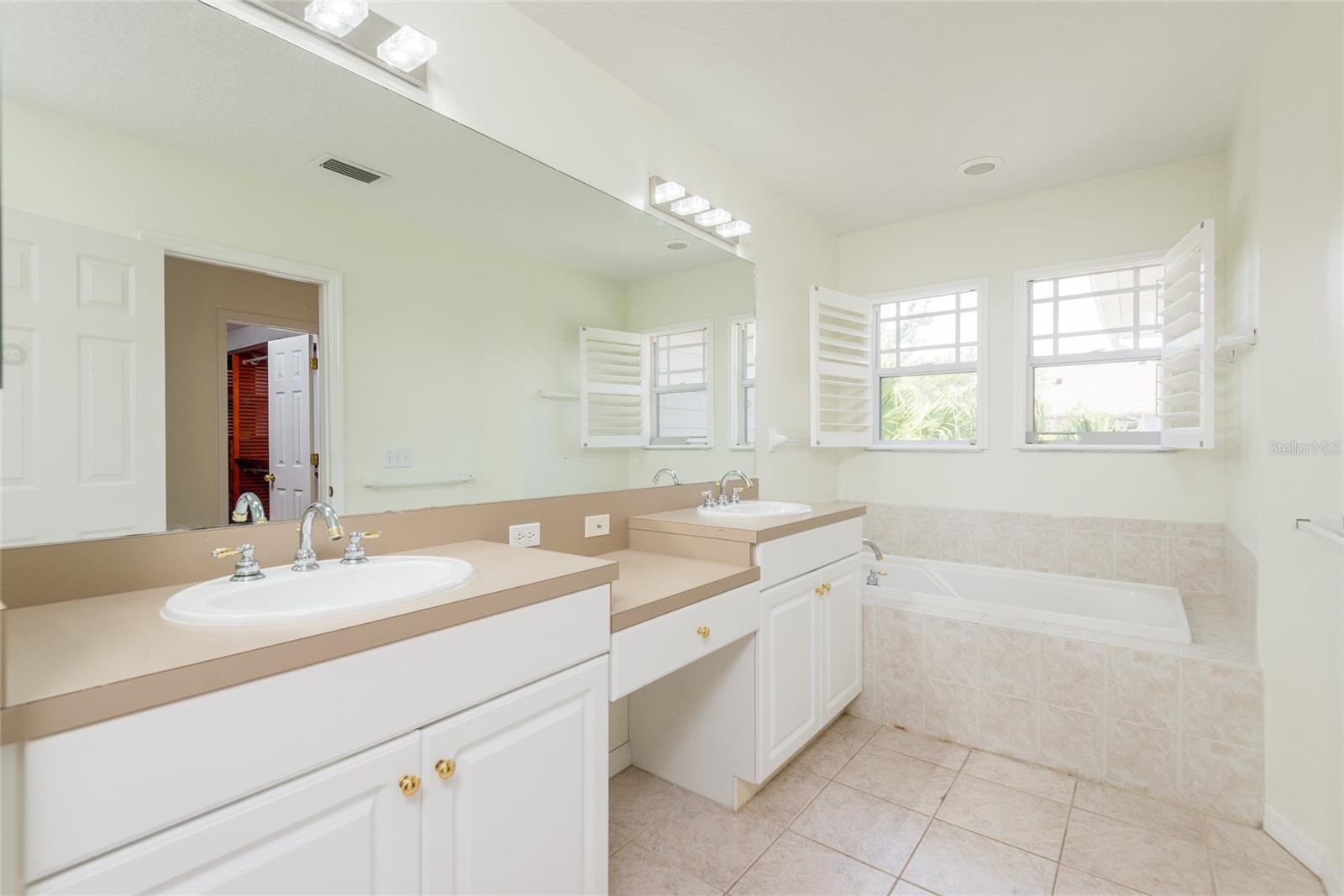 2876 BAYSHORE TRAILS DR, TAMPA, FL, 33611